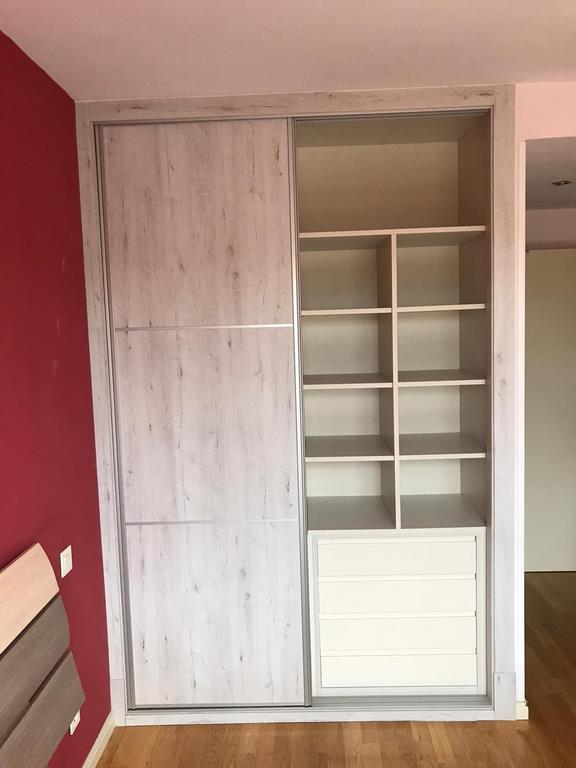 Interior de armario con estantería en cuadrícula y cajonera