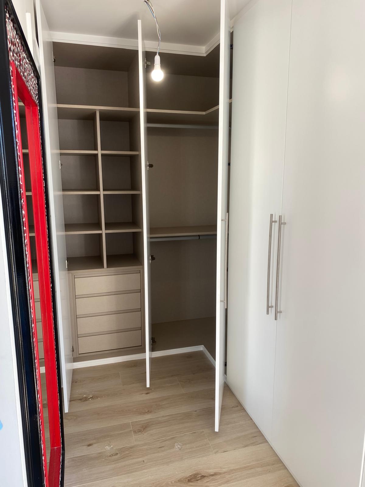 Armario a medida con puertas abatibles abiertas