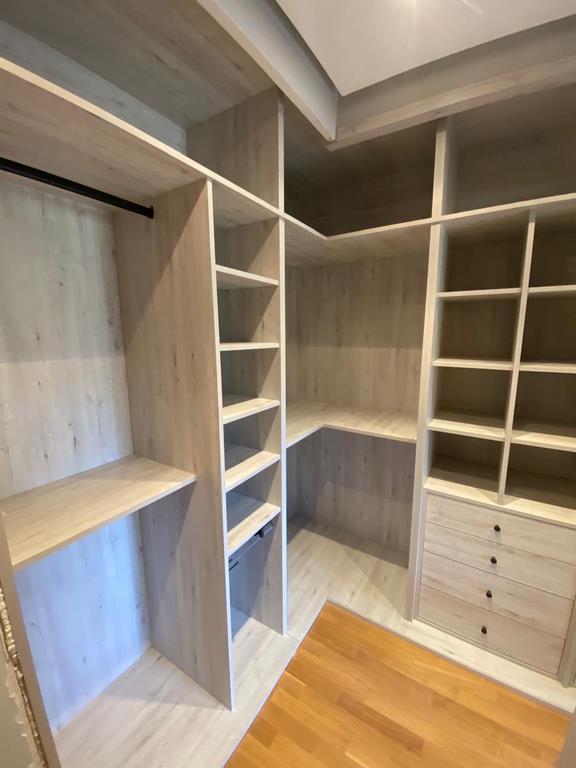 Columna de baldas y cajonera de un vestidor a medida en roble claro — R Y M, Madrid
