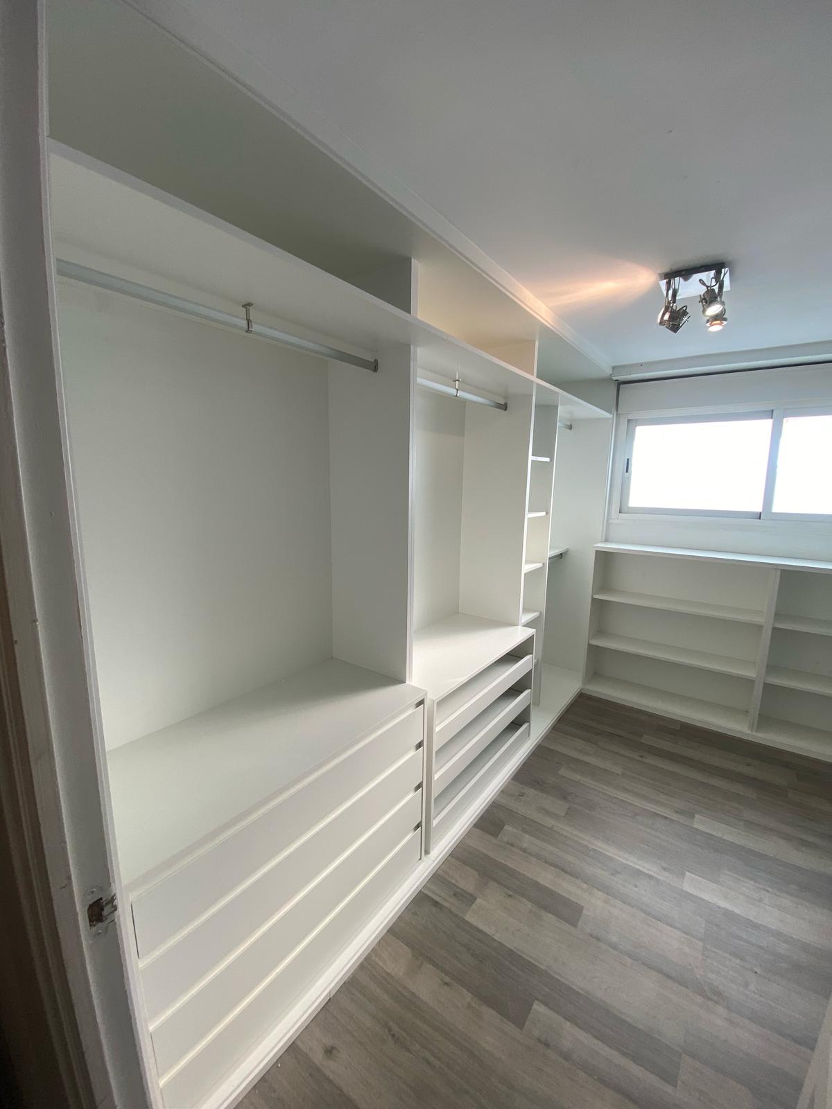 Vestidor blanco en U junto a ventana
